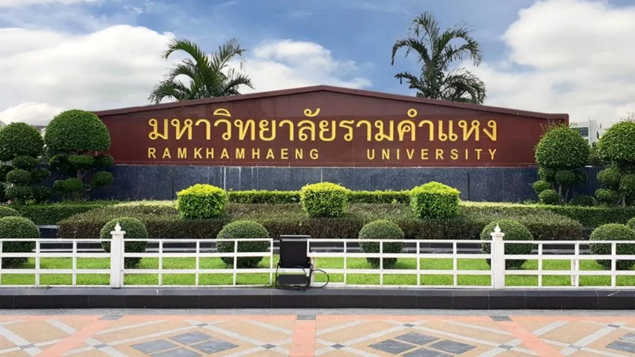 โปรดเกล้าฯ "พลากร สุวรรณรัฐ" องคมนตรี ผู้แทนพระองค์มอบปริญญาบัตร ม.รามคำแหง