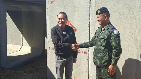 “หมอวรงค์” ร่วมโบกธงส่งร่าง “จ่าเริง” พร้อมให้กำลังใจทหารแนวหน้า-ประชาชนในศูนย์อพยพ