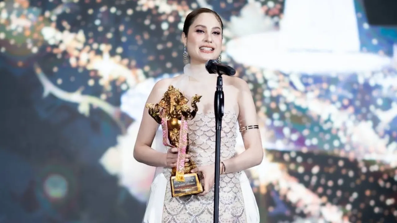 ขวัญ อุษามณี คว้านักแสดงนำหญิงดีเด่น “พระพิฆเนศทองคำ” จากบทบาทสุดขลังใน “มูลู หน้าครู”