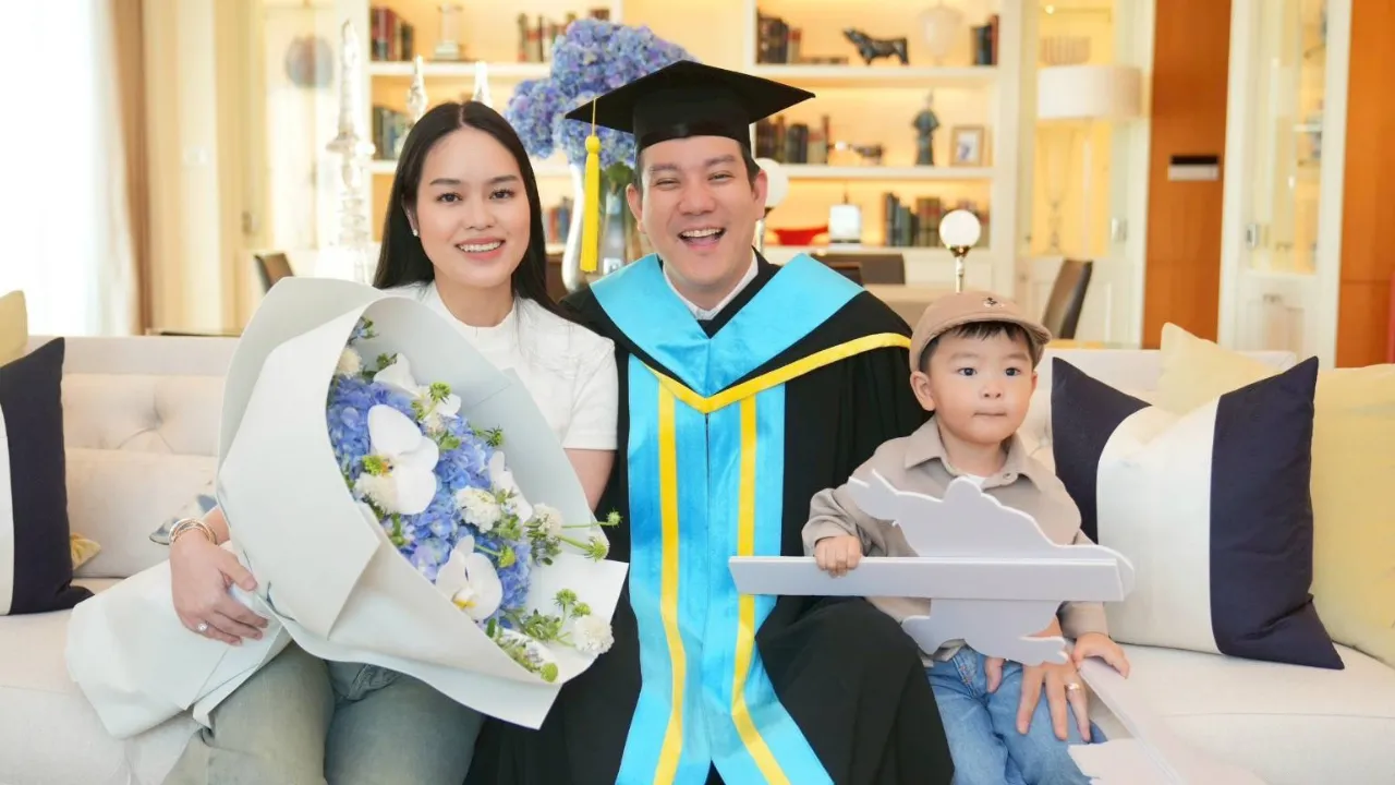 ไม่ธรรมดา อิฐ ปารินทร์ มือเบสวง Zheez คว้าปริญญาเอกบริหารธุรกิจ