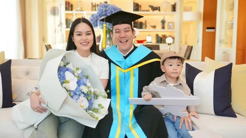 ไม่ธรรมดา อิฐ ปารินทร์ มือเบสวง Zheez คว้าปริญญาเอกบริหารธุรกิจ