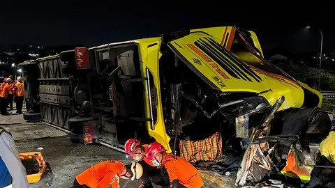 รถบัสอินโดนีเซีย พุ่งชนแผงกั้นทางหลวง ดับอย่างน้อย 16 ศพ
