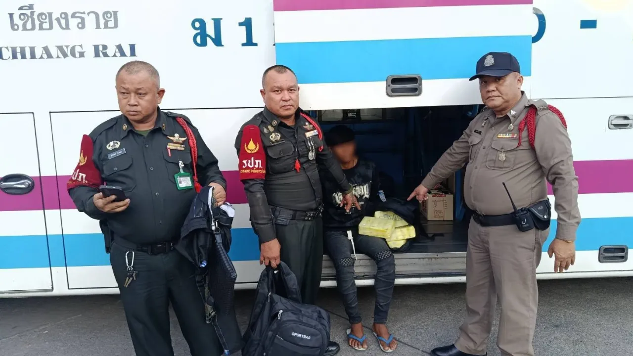 จับหนุ่มวัย 18 ขนยาบ้าขึ้นรถทัวร์ จากแม่สายไปส่งสุราษฎร์ ของกลางกว่า 1 แสนเม็ด