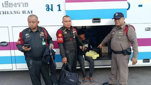 จับหนุ่มวัย 18 ขนยาบ้าขึ้นรถทัวร์ จากแม่สายไปส่งสุราษฎร์ ของกลางกว่า 1 แสนเม็ด