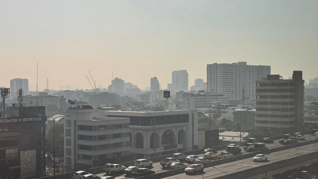 เช้านี้คุณภาพอากาศ กทม. อยู่ในเกณฑ์ปานกลาง ค่าฝุ่น PM 2.5 เกินมาตรฐาน 2 พื้นที่
