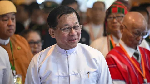 "มิน อ่อง หล่าย" ขู่ประชาชน "ไม่ไปเลือกตั้งเท่ากับปฏิเสธประชาธิปไตย" ท่ามกลางกระแสบอยคอต