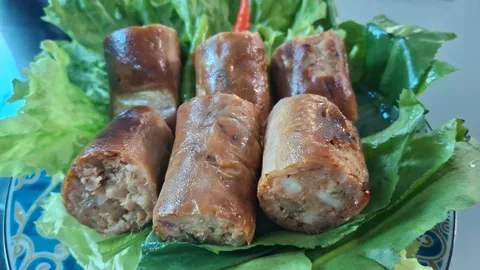 ไส้กรอกป้าน้อย สูตรโบราณเมืองพิชัย ย่างรมควันหอมฉุย ขายแค่พุธ-เสาร์ หมดแล้วหมดเลย