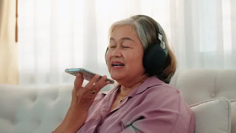 เปิดโลกวัยเก๋า 50+ ยุคใหม่ แชตไลน์ ดูยูทูบ เล่น ChatGPT เก่งกว่าลูกหลาน