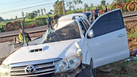 รถบรรทุกน้ำมันหลับใน ชนประสานงา “ฟอร์จูนเนอร์” เสียชีวิต 4 ศพ สาหัสอีก 2