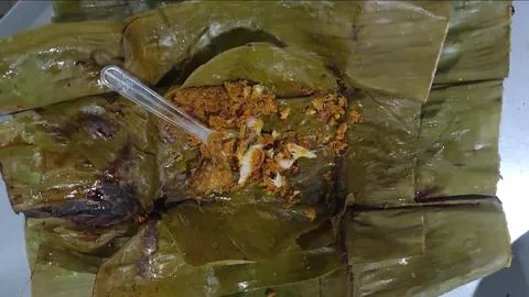 ชิม "แอ๊ปปลานิล" ย่างใบตองหอมฉุย สูตรสมุนไพรโบราณ เนื้อหวานฉ่ำ แค่ 20 บาท