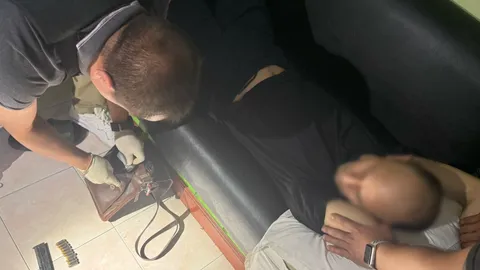 จับแล้ว “ต๊อก” ล็อก 4 รวบคาโรงแรมย่านสมุทรปราการ หลังยิงปืนสู้ตำรวจ สน.ท่าเรือ