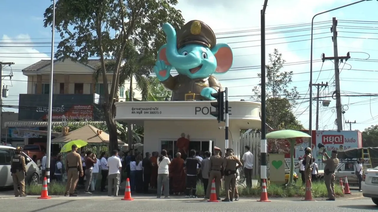 ฮือฮา ป้อมตำรวจเขาใหญ่โฉมใหม่ หัวช้างน้อยสุดน่ารัก โบกมือทักทายนักท่องเที่ยว