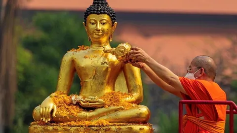 พรปีใหม่ 2568 "พระในบ้าน" ศักดิ์สิทธิ์ที่สุด เพราะจับต้องได้