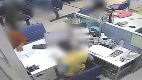 รวบตัว หนุ่มรับจ้างปลอมเป็นเจ้าอาวาส สวมรอยเปิดบัญชี เสียหายกว่า 1.8 ล้านบาท