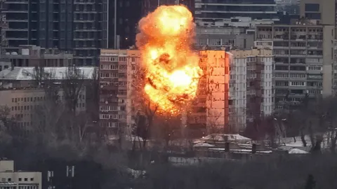 รัสเซียถล่มเมืองหลวงยูเครน ก่อนเซเลนสกีเดินทางพบ โดนัลด์ ทรัมป์