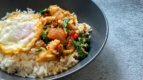 วิธีทำ "กะเพราหมูกรอบ" เพิ่มไข่ดาว เมนูตามสั่งสุดฮิต ต้องใส่อะไรบ้าง