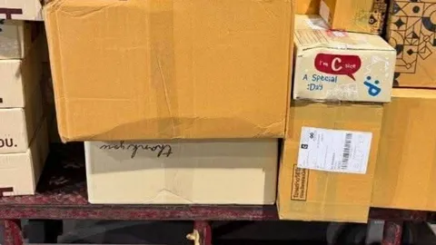 กรมศุลกากรจับบุหรี่ไทย-เทศผิดกฎหมายในโกดังพัสดุมูลค่ากว่า 2.6 ล้านบาท