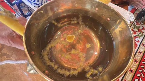 "หลวงปู่ศิลา" อธิษฐานจิตพุทธาภิเษกวัตถุมงคล คอหวยไม่พลาด "เลขเด็ด" ขันน้ำมนต์