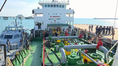 ยึดกลางอ่าวไทย ดีเซลเถื่อน นับหมื่นลิตร มาจากมาเลย์