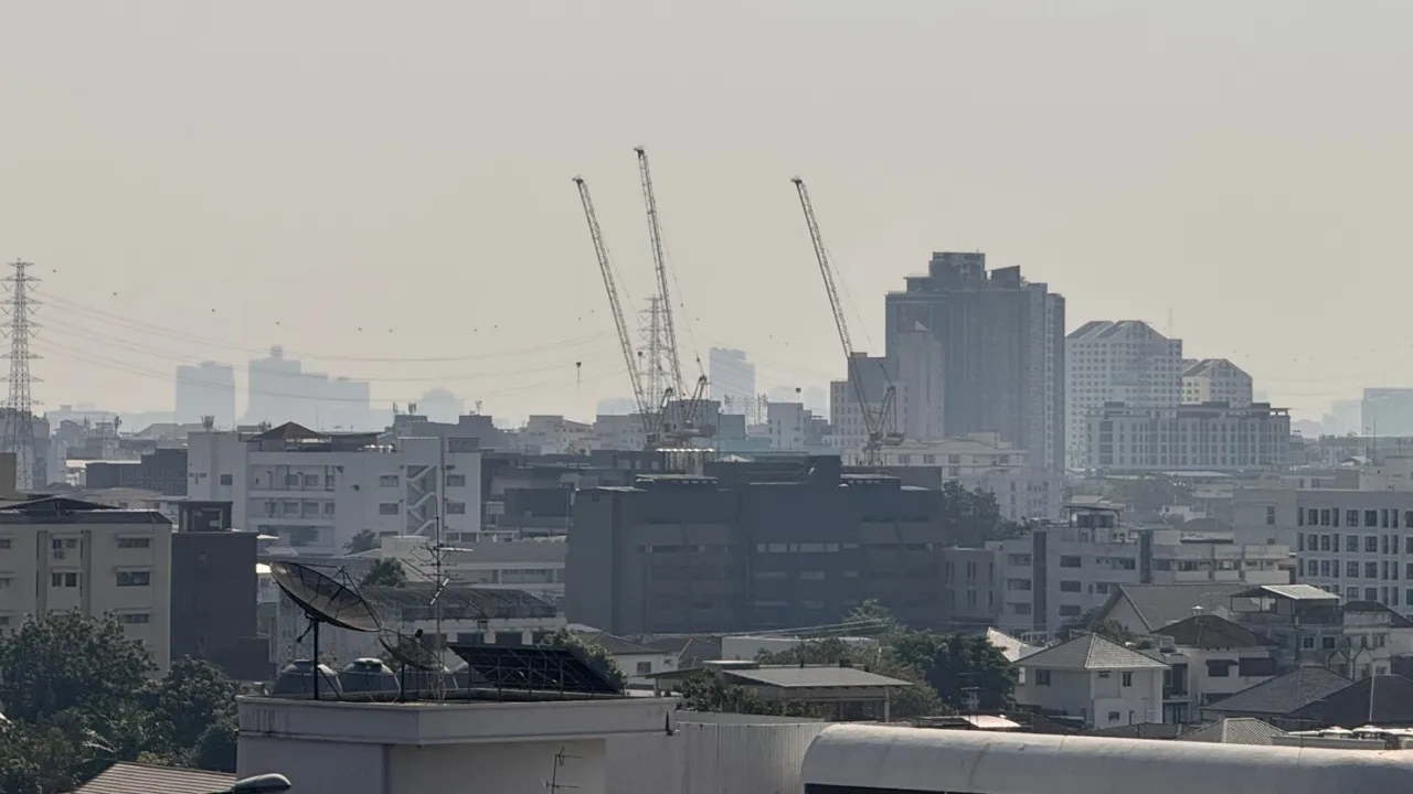 คนกรุงอ่วม เช้านี้ค่าฝุ่น PM 2.5 พุ่งเกินมาตรฐานหลายพื้นที่ เริ่มกระทบสุขภาพ