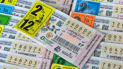 แม่ค้าหวยเชียงใหม่ไม่กั๊ก "เลขดัง" ส่งท้ายปี 2568 ขายดีจนเกลี้ยงแผงแล้ว