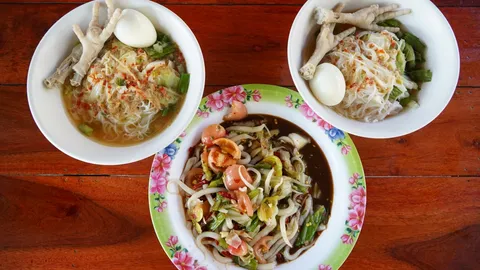 “ข้าวปุ้นฮ้อน ยายอ้อย” ทีเด็ดเมืองหนองคาย การันตีเส้นเหนียวนุ่ม บรรยากาศเหมือนกินข้าวบ้านญาติ