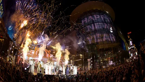 สยามพารากอน ส่งท้ายคืนเคานต์ดาวน์สุดยิ่งใหญ่ใจกลางกรุงเทพฯ อัดแน่นโชว์ แสง สี เสียง