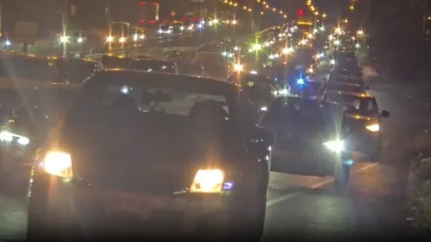 ถนนมิตรภาพ ช่วง อ.มวกเหล็ก เริ่มมีปริมาณรถมากขึ้น ประชาชนเริ่มทยอยกลับเข้ากรุงเทพฯ