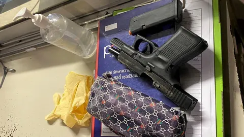 ฉลองปีใหม่ ปืนยิงน้องตาย คนพี่เจ็บสาหัส เพื่อนบ้านโหด เมาบานปลาย!