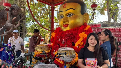สาวดวงดีจุดประทัดขอโชค “กุมารทองเจ้าสัวเฮง” หวังนำเลขเด็ดไปลุ้นรวยงวดนี้