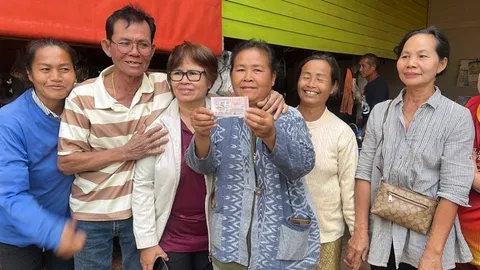 หลานสาวหยิบหวยให้ ป้าบ่นเลขไม่สวย สุดท้ายโชคดีถูกรางวัลที่ 1 รับ 6 ล้าน