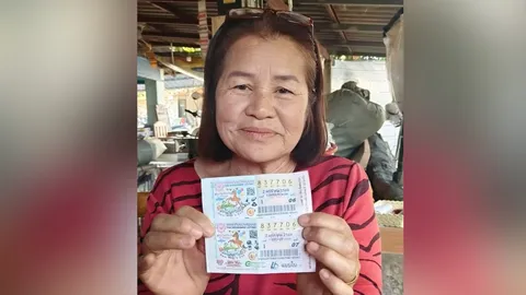 แม่ค้า จ.ลำพูน ดวงเฮง ถูกรางวัลที่ 1 รับ 12 ล้าน เพื่อนบ้านแห่แสดงความยินดี