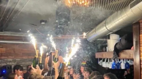 ทางการสวิตเซอร์แลนด์เชื่อ ไฟไหม้บาร์ในเมืองตากอากาศสกี เกิดจากพลุประดับขวดแชมเปญที่จุดฉลองปีใหม่