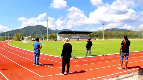 “ลู่วิ่งหักศอก”แห่งเดียวในโลก นายกเทศมนตรี ลงตรวจความเรียบร้อย สนามกีฬาเทศบาลเมืองปาดังเบซาร์ 