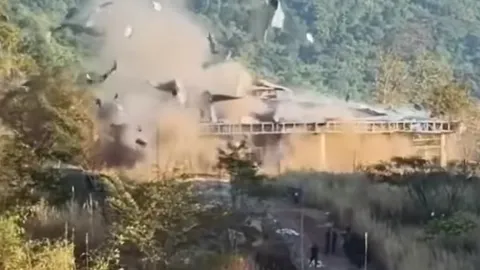 เปิดวินาที “ทหารไทย” ยิงทำลาย “สนามชนไก่เขมร” บริเวณช่องอานม้า-คอมเมนต์สนั่นโซเชียล (คลิป)