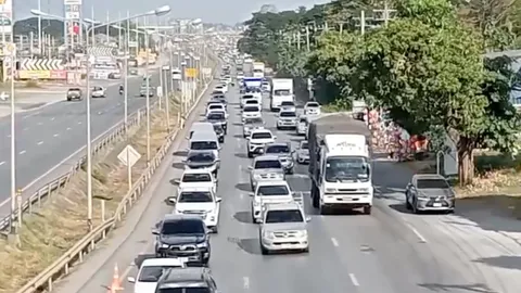 คนแห่กลับกรุงเทพฯ มอเตอร์เวย์ M6 - ถ.มิตรภาพ ปริมาณรถหนาแน่นไม่แพ้กัน