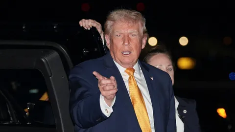 "ทรัมป์" ประกาศยึดประเทศเวเนฯ จัดการฟื้นฟูพลังงาน ตั้ง 4 ข้อหาหนัก "มาดูโร" จีนเรียกร้องปล่อยตัว