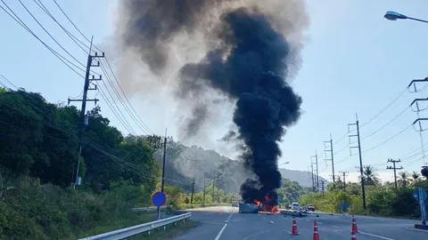กระบะส่งของบริจาคให้ทหาร พุ่งชนเสาไฟฟ้าเกิดไฟลุกท่วมวอดทั้งคัน