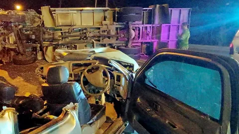 ยอด 6 วันเซ่น 241 ศพ 6 ล้อแหกชนกระบะ สลดส่งท้ายตาย 4 อีกรายตู้หลับในควํ่าดับ 2