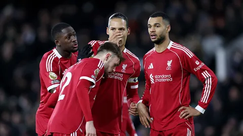 ลิเวอร์พูลส่อแห้วอีกรอบ! คู่แข่งร่วมลีกจ่อปาดหน้าคว้ากองหลังที่หมายตา