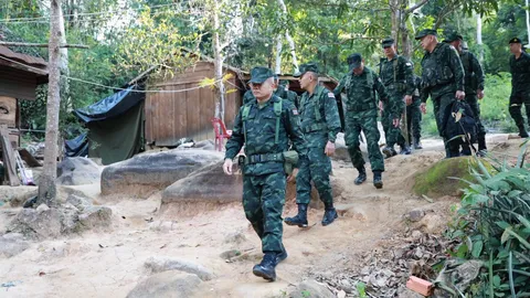 แม่ทัพภาคที่ 2 ค้างคืนอยู่กับลูกน้องในฐานปฏิบัติการ พื้นที่ตามาเรีย–สัตตะโสม