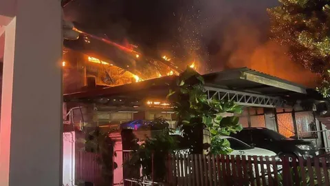 สลดกลางดึก ไฟไหม้บ้านกลางเมืองเชียงใหม่ ดับยกครัว 5 ศพ คาดไฟลัดวงจร