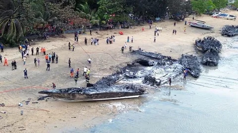 ภูเก็ตสุดระทึก ไฟไหม้สปีดโบ๊ต 22 ลํา ขณะลอยลําอ่าวฉลอง สูญ 38 ล้านคาดไฟช็อต