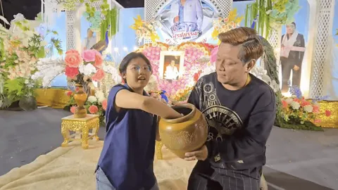 "น้องต้นข้าว" ร่วมร้องเพลงงานรำลึก 4 ปี "ศรเพชร ศรสุพรรณ" ไม่ลืมแบ่ง "เลขเด็ด"