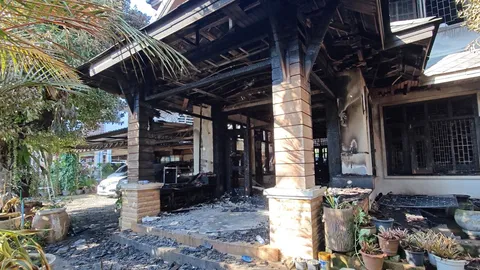 ตร.เร่งหาสาเหตุเพลิงไหม้บ้าน คร่าชีวิต 5 ศพ พบติดเหล็กดัดทั้งหลัง