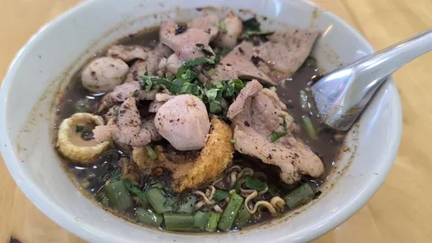 ถูกและดีมีอยู่จริง ก๋วยเตี๋ยวเรือสูตรคุณแม่ เมืองสองแคว เริ่มต้นเพียง 20 บาท อร่อยไม่ต้องปรุงเพิ่ม