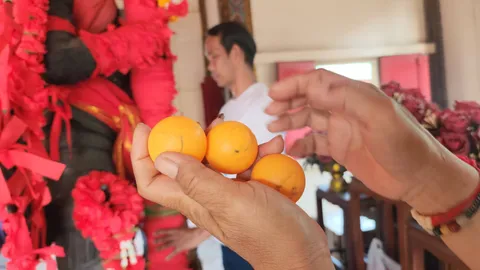 มาตามความฝัน หญิงขอโชค “ท้าวเวสฯ” วัดกลางบางพระ ยิ้มได้เลขเด็ดไปลุ้นรวย