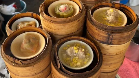 เทียน เทียน ติ่มซำ ราคาเดียวเข่งละ 10 บาท มีให้เลือกกว่า 30 หน้า ทำสดใหม่ทุกวัน