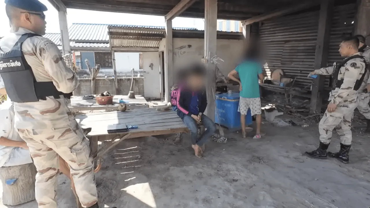 ฝ่ายปกครอง จ.มหาสารคาม บุกจับวัยรุ่นมั่วสุมเสพยา พบหญิงท้อง 7 เดือน ร่วมวงด้วย