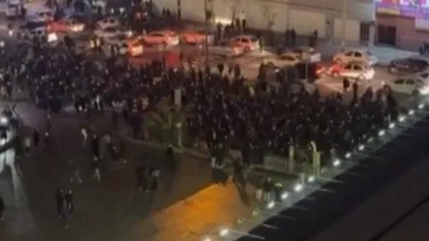 ดับแล้ว 45 ศพ ประท้วงต่อเนื่อง 12 วันในอิหร่าน อินเทอร์เน็ตล่มทั้งเมือง